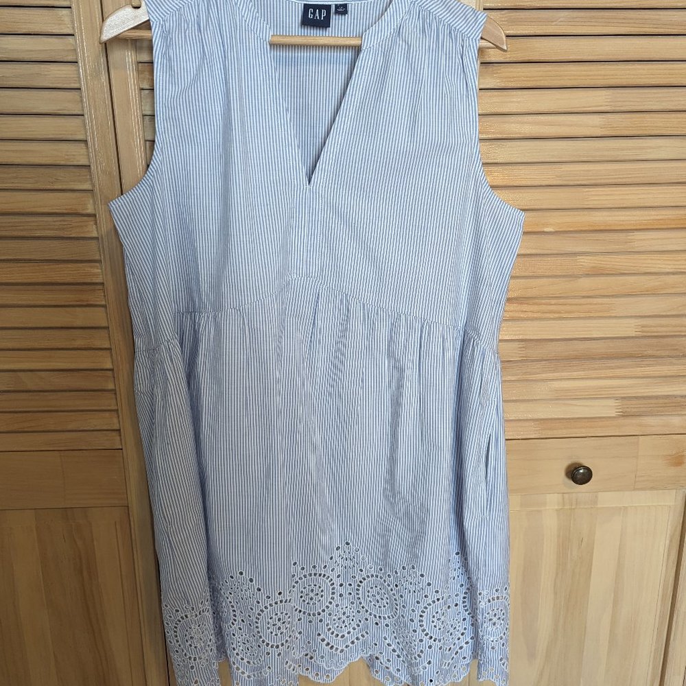 Robe d'été très féminine rayée bleue et blanche